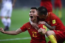 国足前锋炸裂进攻，重创对手