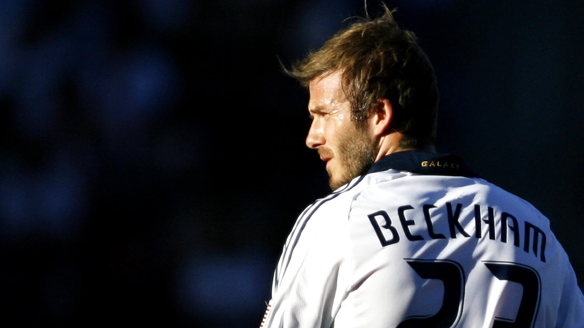 穆古鲁扎在MAD比赛中夺冠，大比分获胜引发热议！赛场气氛高涨